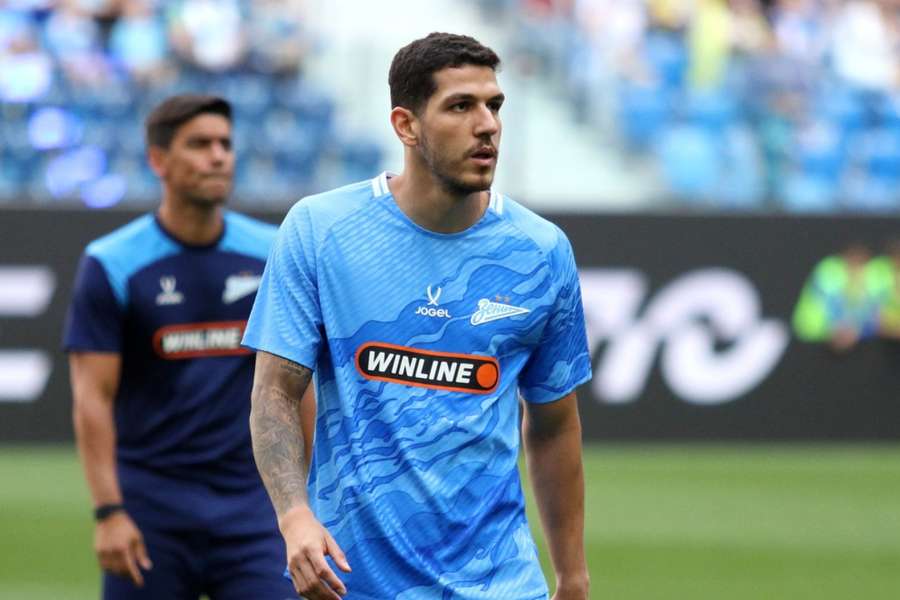 Nino pode adiar retorno ao Brasil Nino pode adiar retorno ao Brasil