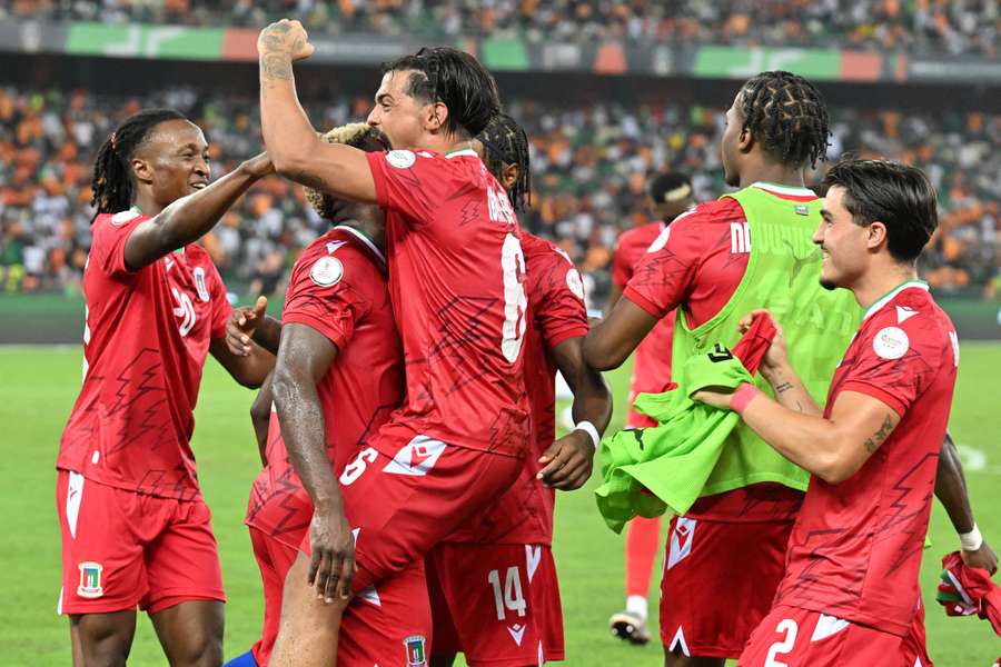 Guinea Ecuatorial celebra uno de sus goles contra Costa de Marfil.
