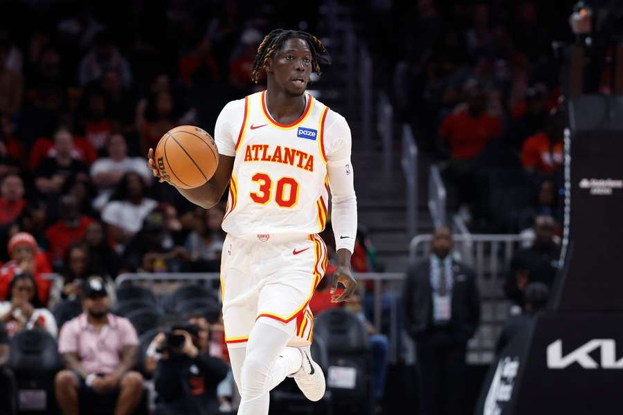 Eli N'Diaye, con la camiseta de los Hawks, que sólo vistió en verano