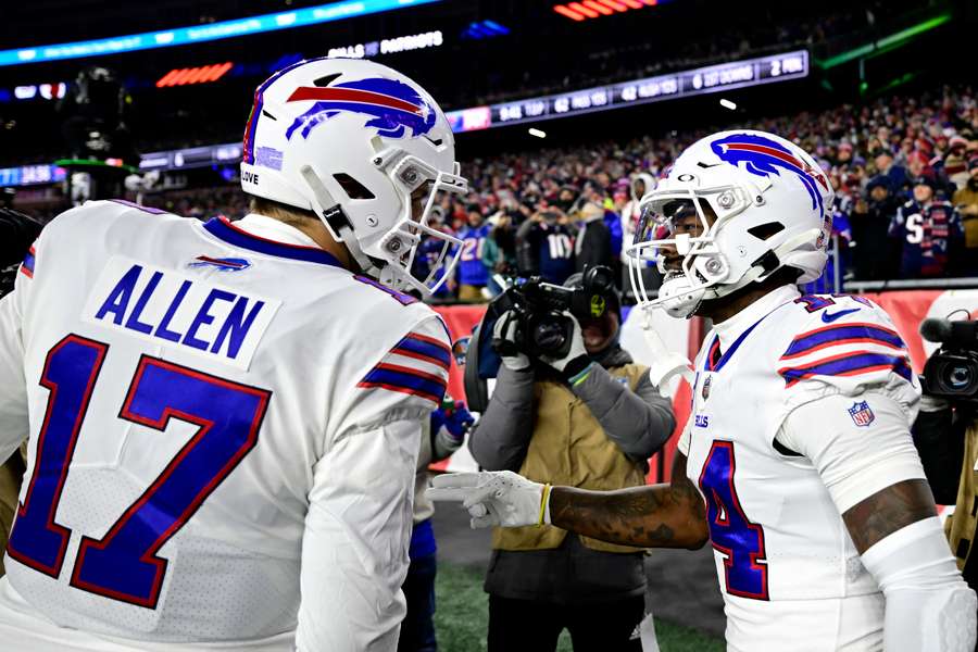 Josh Allen y Stefon Diggs hablan durante el Patriots - Bills.