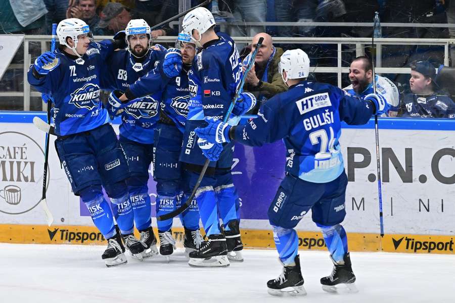 Radosť hokejistov Komety Brna aj s Andrejom Kollárom (vľavo).