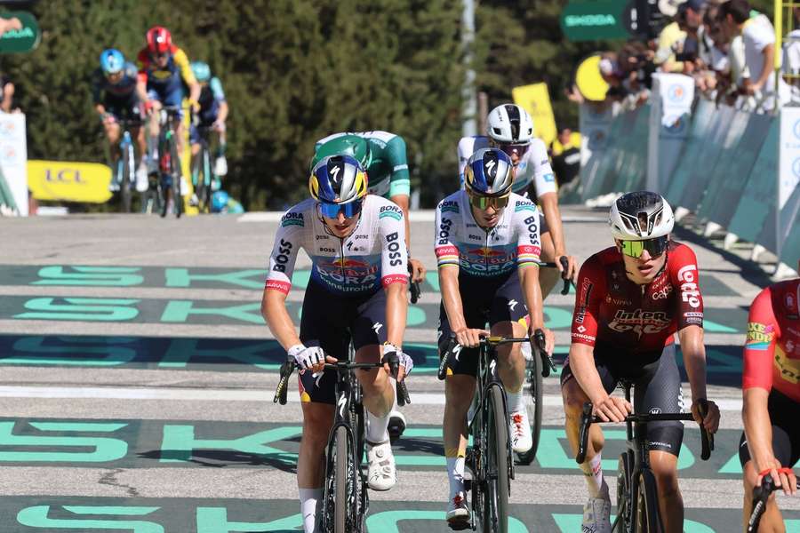Florian Lipowitz und Remco Evenepoel liefern sich einen teaminternen Zweikampf.