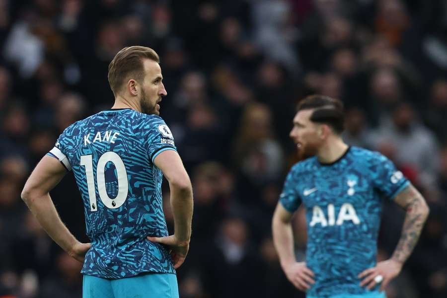 Tottenham Hotspur's English striker Harry Kane (L)