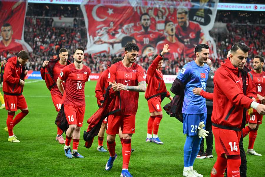 Calhanoglu (l.) wants to "take part in the World Cup as captain"