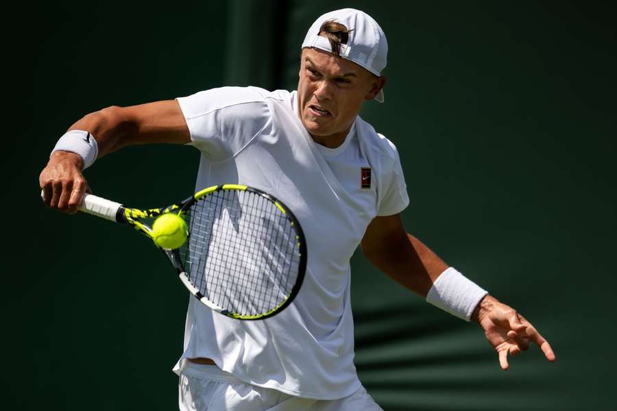 Holger Rune was affected by a knee injury in his defeat against Nicolas Jarry