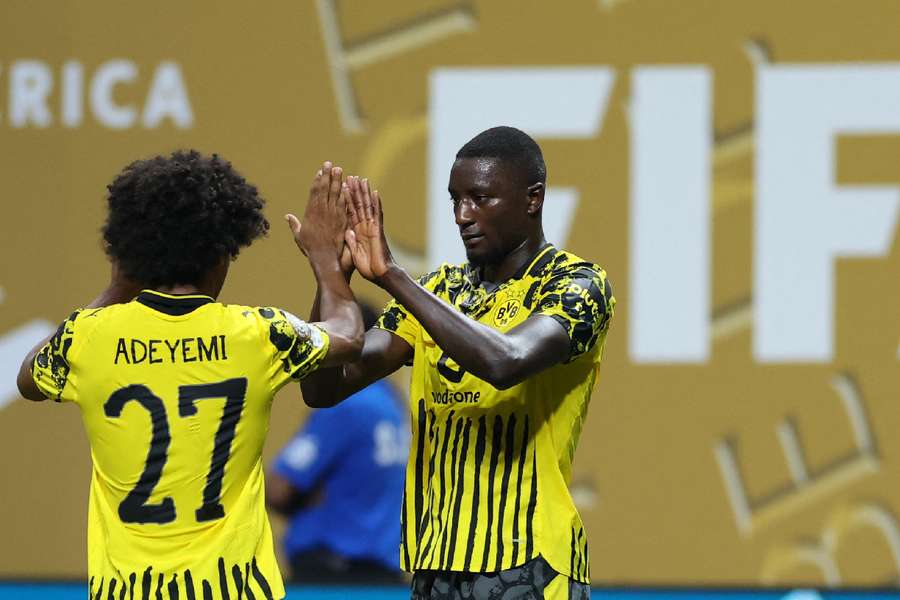 Adeyemi e Guirassy se cumprimentam após gols e grande exibição em Atlanta 