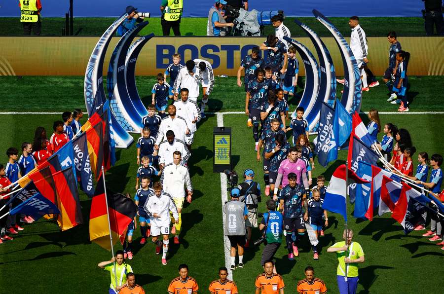 Le squadre entrano in campo