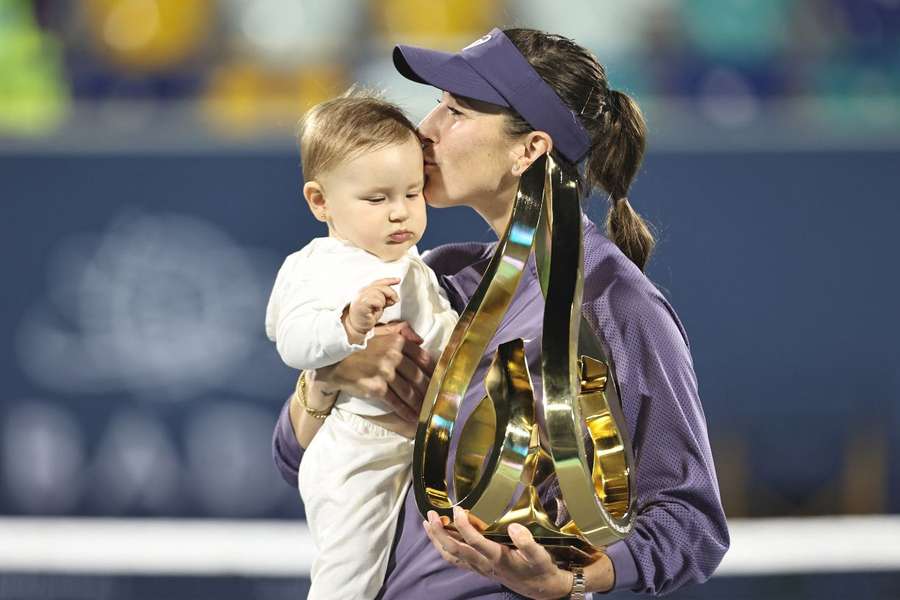 Belinda Bencic cu trofeul și fiica ei în Abu Dhabi
