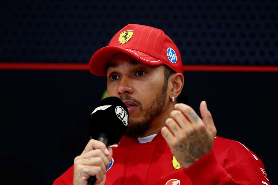 Lewis Hamilton hat seine negativen Aussagen über die Situation bei Ferrari eingefangen.