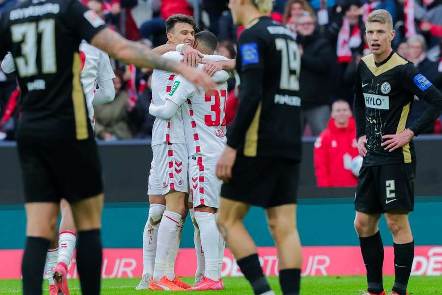 Die Spieler des SV Elversberg konnten das Gegentor durch Dejan Ljubicic nicht verstehen.