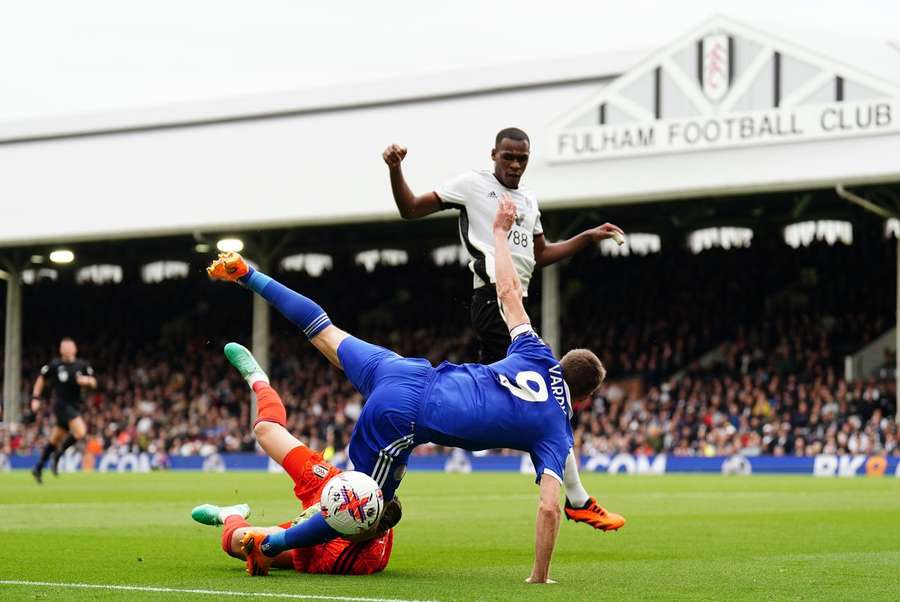 Leno foult Vardy, pariert im Anschluss aber dessen Elfmeter.