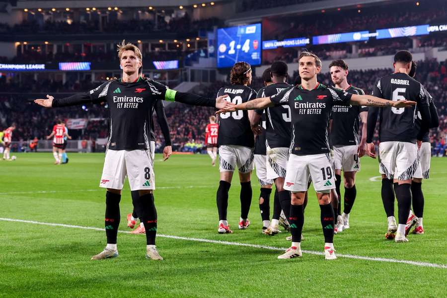 Martin Ödegaard und Leandro Trossard nach dem Treffer zum 4:1.