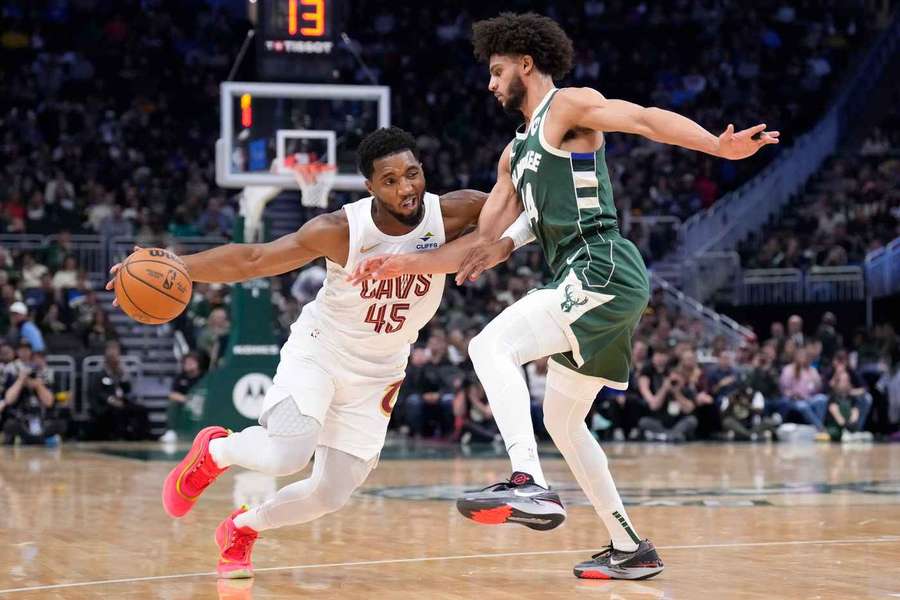 Donovan Mitchell (l.) war gegen Milwaukee für den Buzzer Beater verantwortlich.