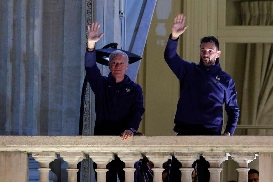 Hugo Lloris et Didier Deschamps, saluant la foule depuis l'Hôtel Crillon.