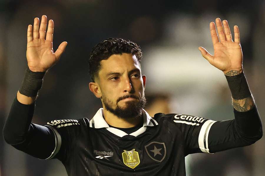 Alex Telles, ex-Juventude, não comemorou ao marcar de pênalti no Jaconi Alex Telles, ex-Juventude, não comemorou ao marcar de pênalti no Jaconi