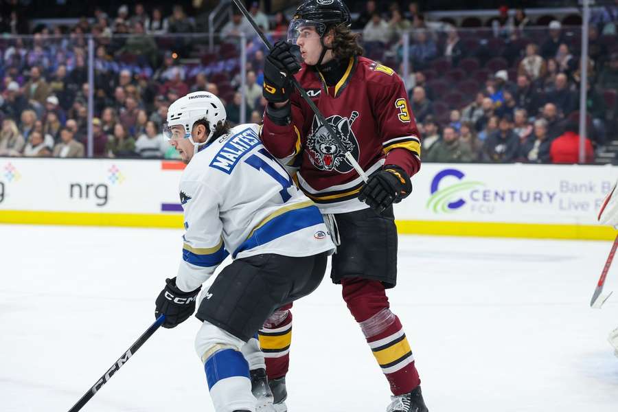 Badinka v dresu Chicago Wolves. Badinka v dresu Chicago Wolves.
