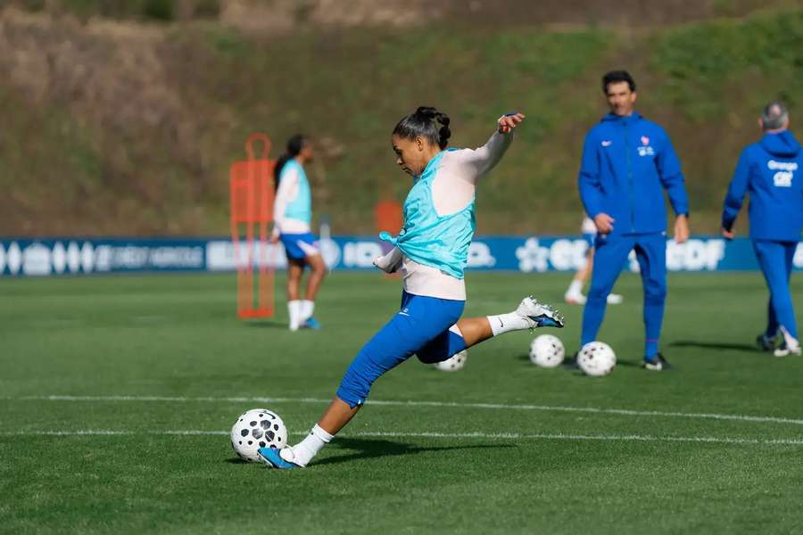 Estelle Cascarino back in training with France