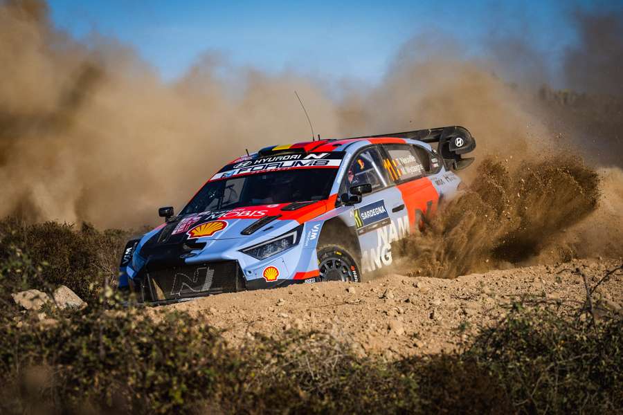 Thierry Neuville em ação na Sardenha Thierry Neuville em ação na Sardenha