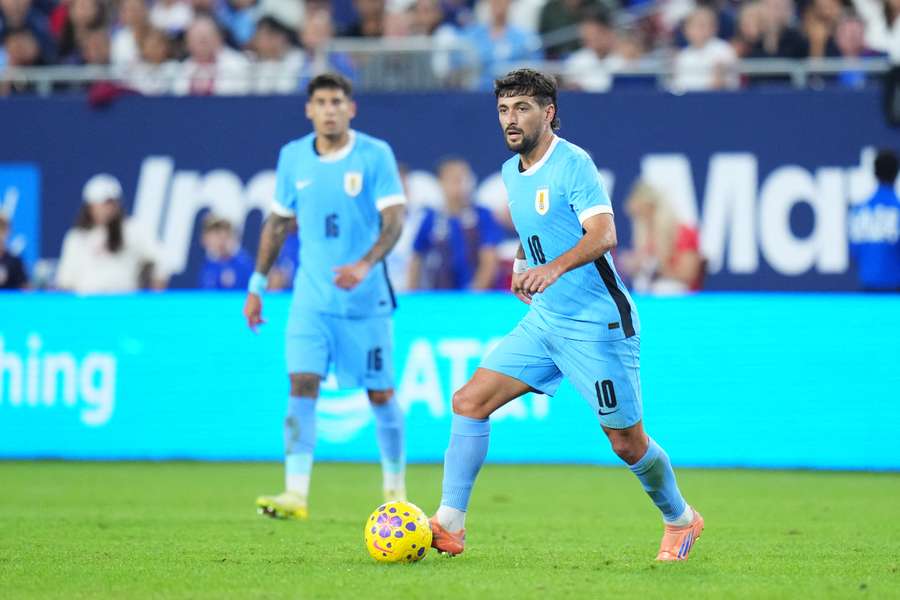 Giorgian De Arrascaeta contrôle le ballon lors du match amical international entre l'Uruguay et les États-Unis au Raymond James Stadium de Tampa, en Floride, le 18 novembre 2025.