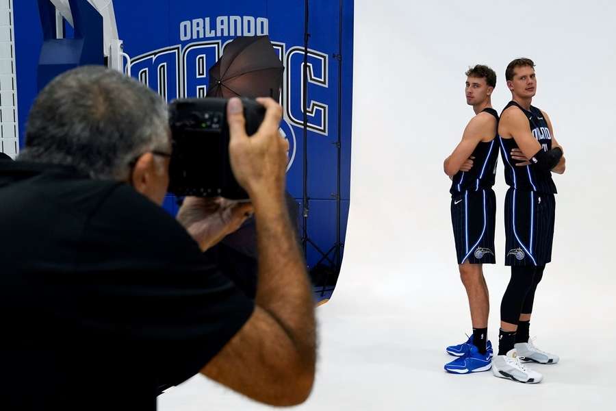 NBA-Vorbereitung: Wagner-Brüder weiterhin in starker Form hier beim Media Day der Magic.