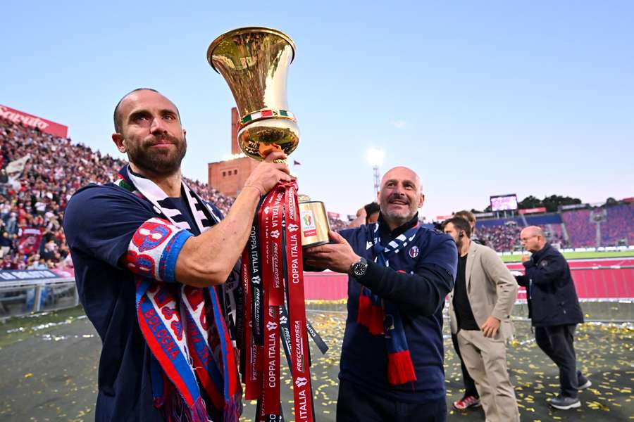 El Bolonia con el trofeo de la Copa Italia