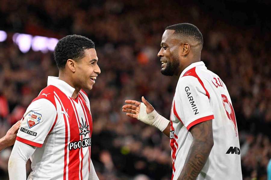 Siegtorschütze Shea Charles (l.) mit Cyle Larin.