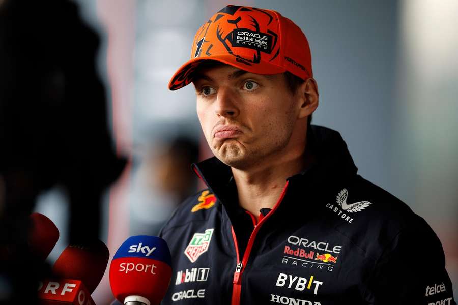 Max Verstappen na tiskové konferenci před závodem v Silverstonu.