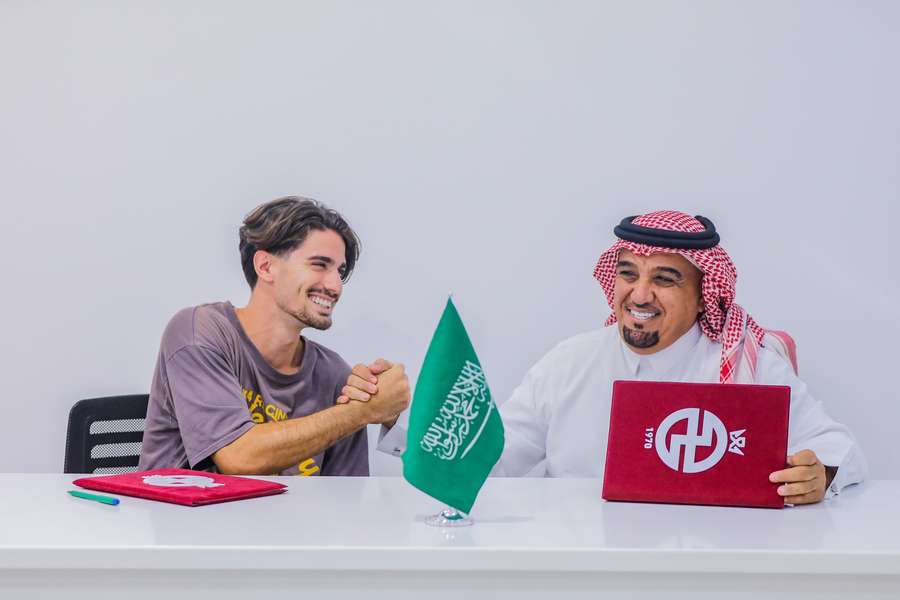 Álex Collado seguirá en Arabia Saudí.