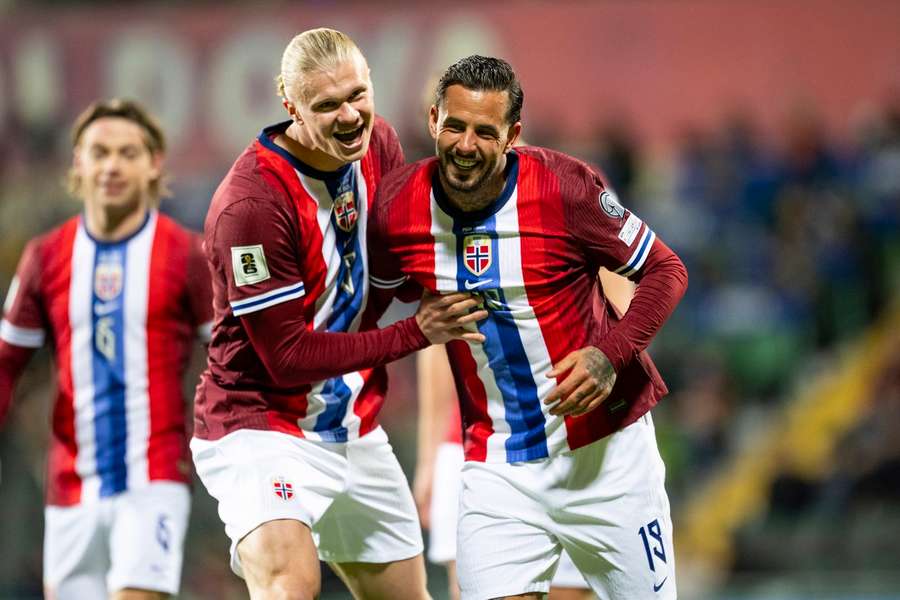 Erling Braut Haaland y Aron Dønnum celebrando