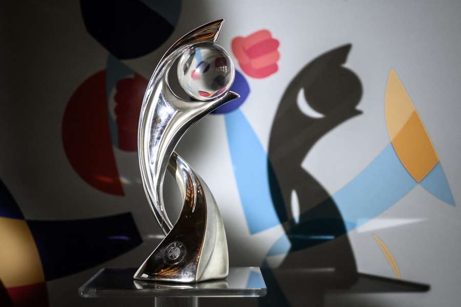 Le trophée de l'Euro féminin.