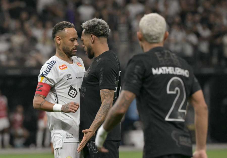 Início do clássico foi quente, com Neymar se estranhando com Martínez