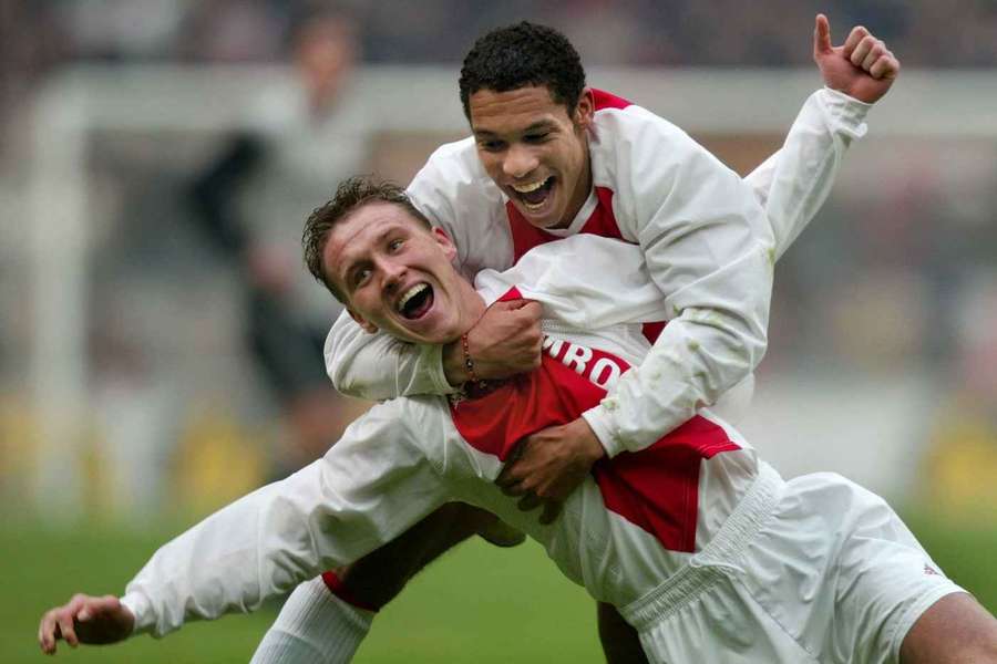 Nigel de Jong și Nicolae Mitea se bucură pentru golul victoriei înscris de român în derby-ul Ajax - PSV din sezonul 2003/2004, încheiat cu 2-1