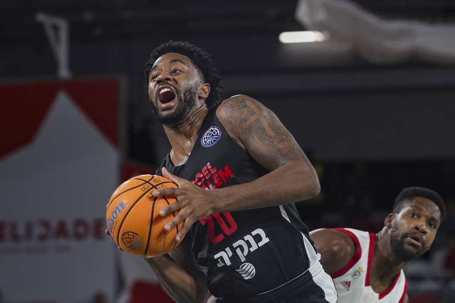 Levi Randolph em ação pelo Hapoel Jerusalém no jogo fora contra o Benfica na Champions League