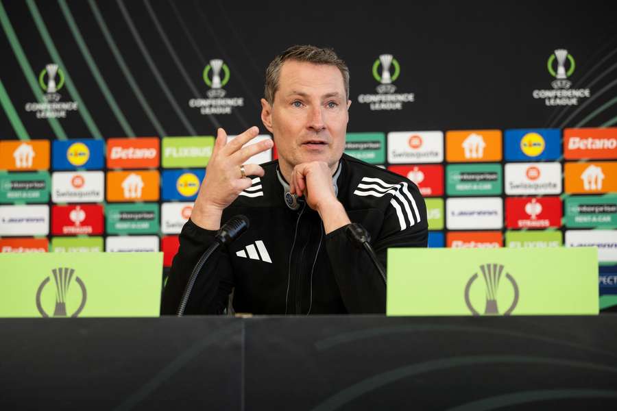 Sparťanský trenér Brian Priske na tiskové konferenci.