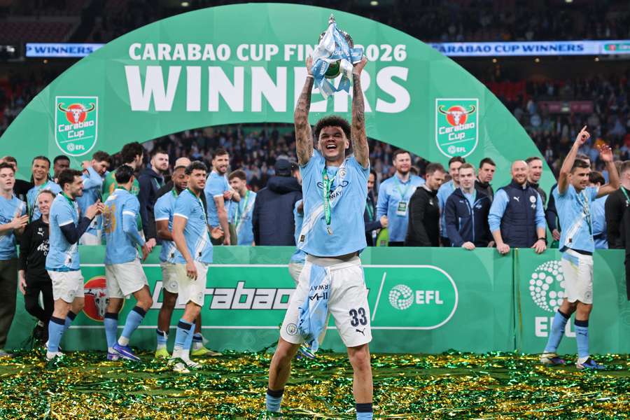 Nico O'Reilly, herói da final, ergue o troféu da Copa da Liga Inglesa Nico O'Reilly, herói da final, ergue o troféu da Copa da Liga Inglesa