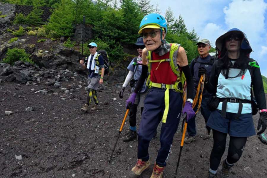 Para entrar em forma, Akuzawa acordava cedo todas as manhãs e saía para caminhar durante uma hora