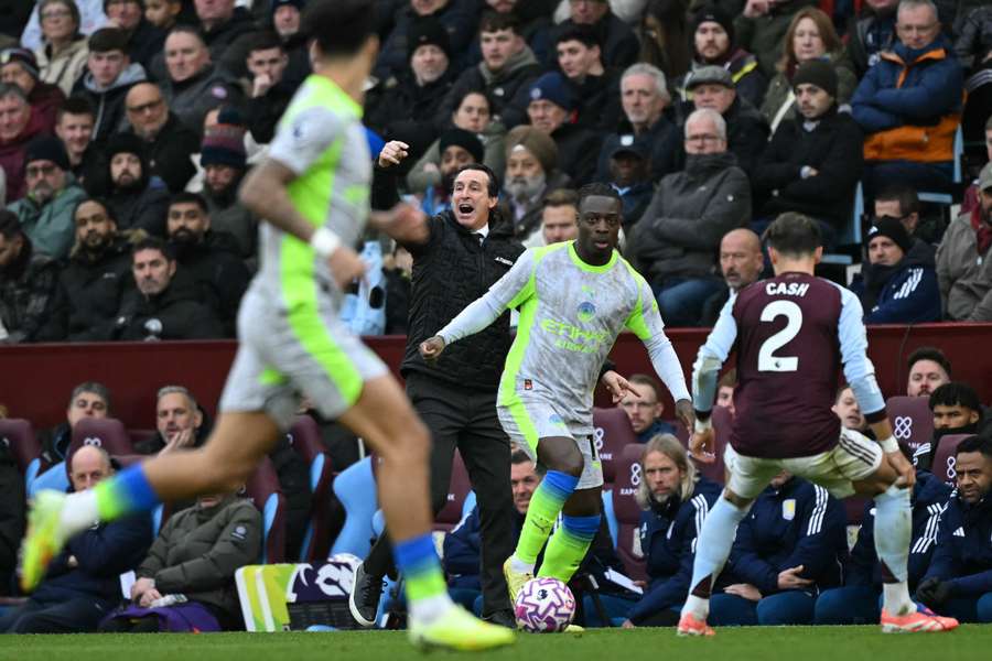 Emery da órdenes a los suyos Emery da órdenes a los suyos