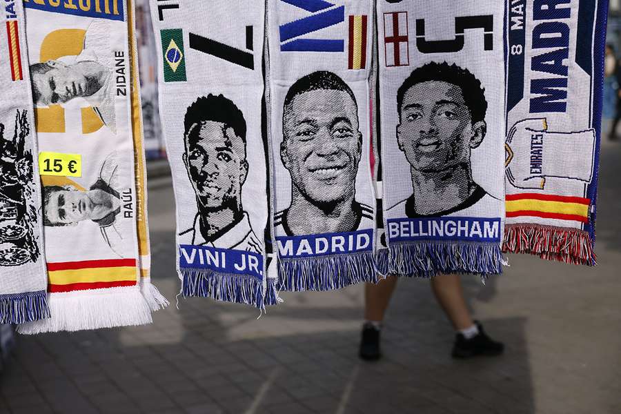 Mbappé já surge em cachecóis do Real Madrid com as outras estrelas da equipa
