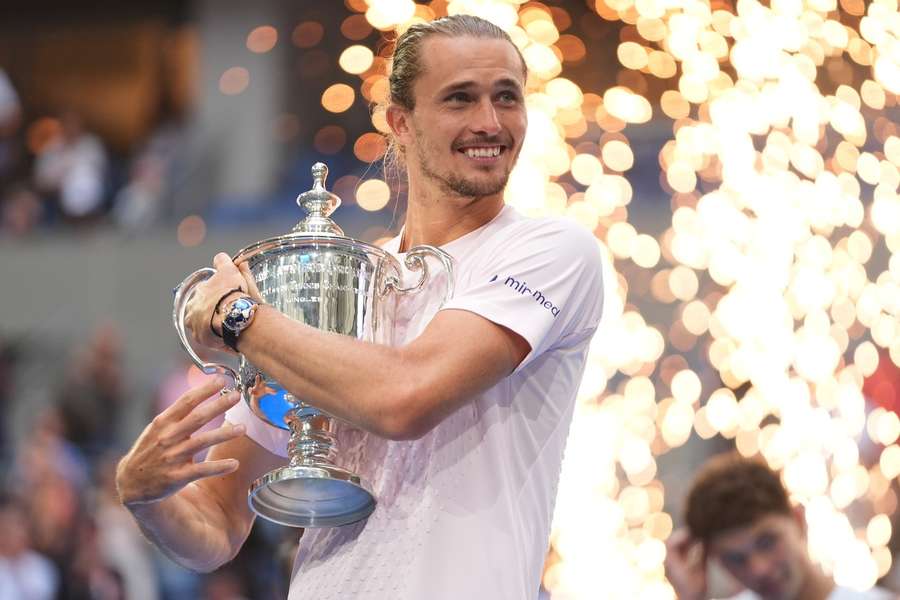 Alexander Zverev s vítěznou trofejí. Alexander Zverev s vítěznou trofejí.