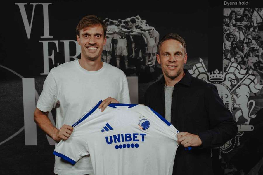 O Diretor de Futebol do FC Copenhaga, Kristjaan Speakman, apresenta Asger Sorensen O Diretor de Futebol do FC Copenhaga, Kristjaan Speakman, apresenta Asger Sorensen