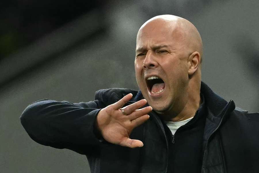 Arne Slot reconhece a fragilidade de sua equipe