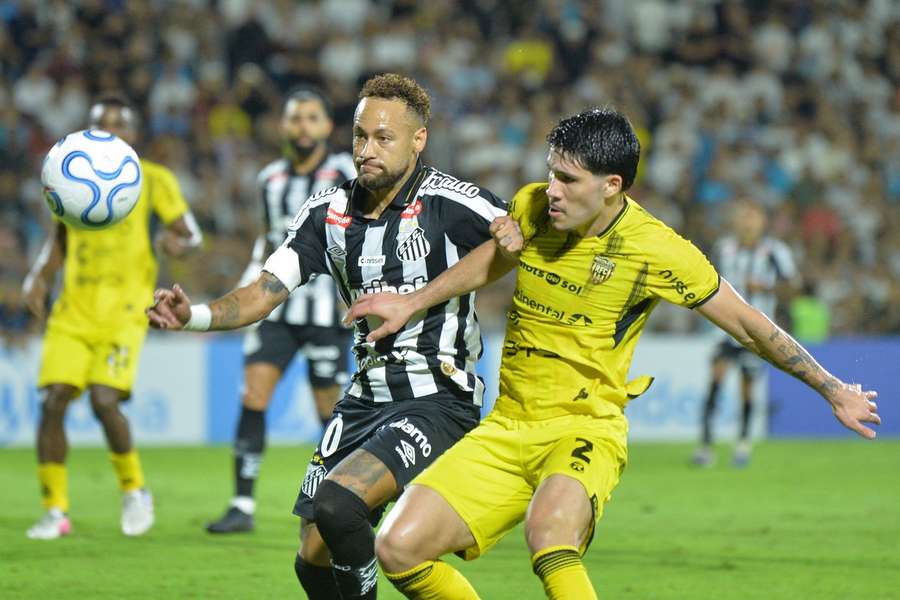 Neymar fez o dele, mas o Santos não conseguiu segurar a vitória