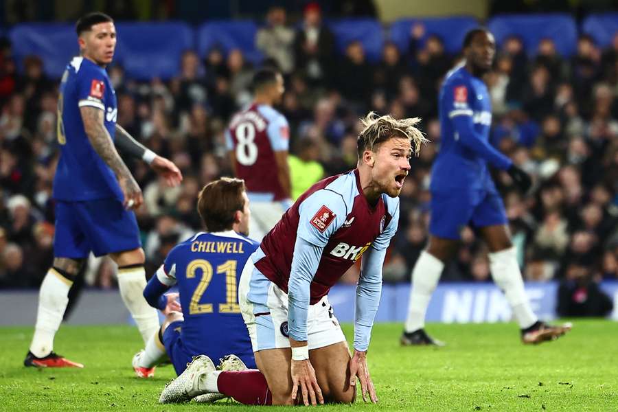 Aston Villa-verdediger Matty Cash na een gemiste kans tegen Chelsea