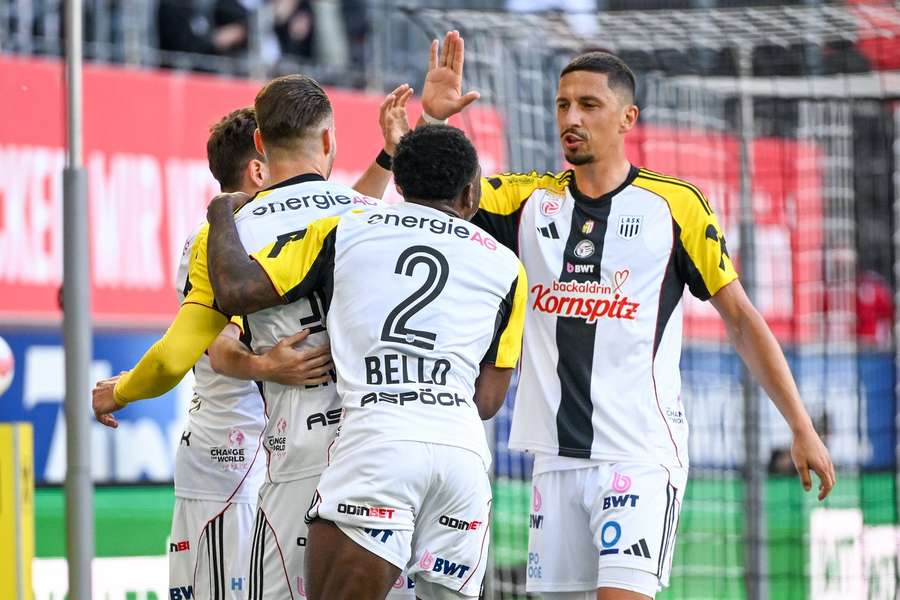 Der LASK bejubelt das 2:0 gegen den TSV Hartberg.