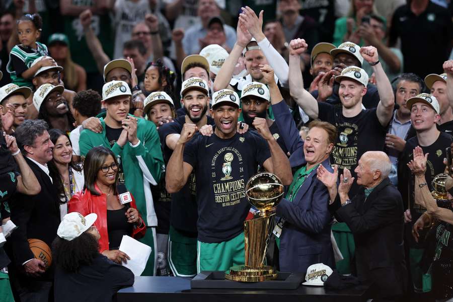 De Boston Celtics met de Larry O’Brien Championship Trophy
