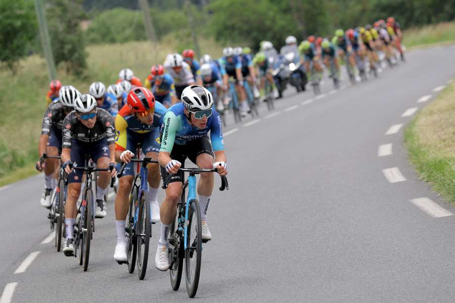 Het peloton in de vijfde etappe van het Critérium du Dauphiné