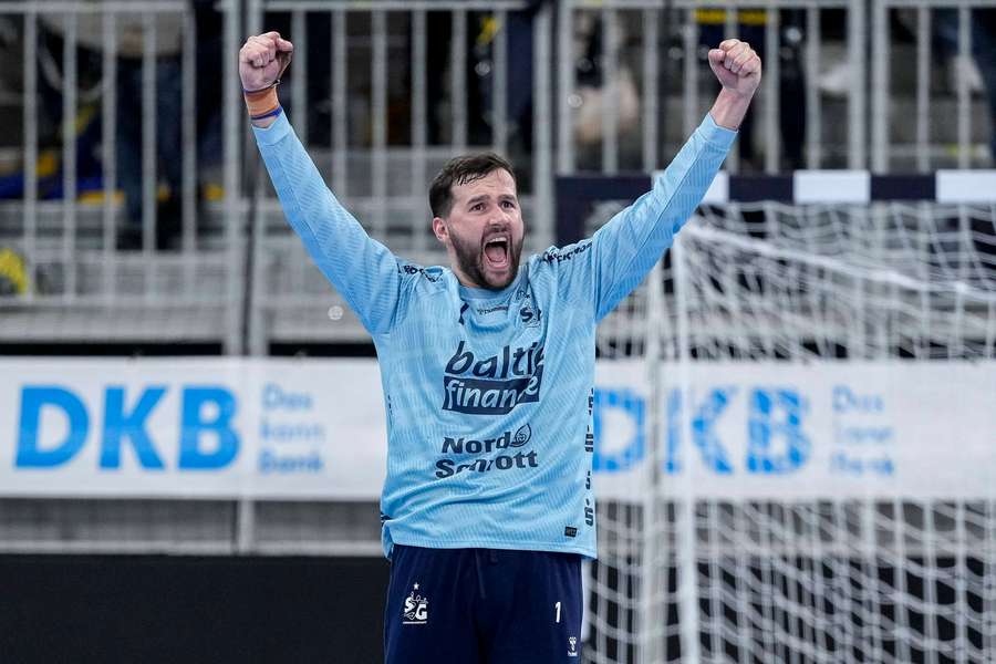 Benjamin Buric feiert den Flensburg-Erfolg.