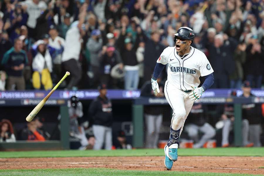 Mariners' Jorge Polanco hits the walk-off single in Game 5 of the ALDS against the Detroit Tigers