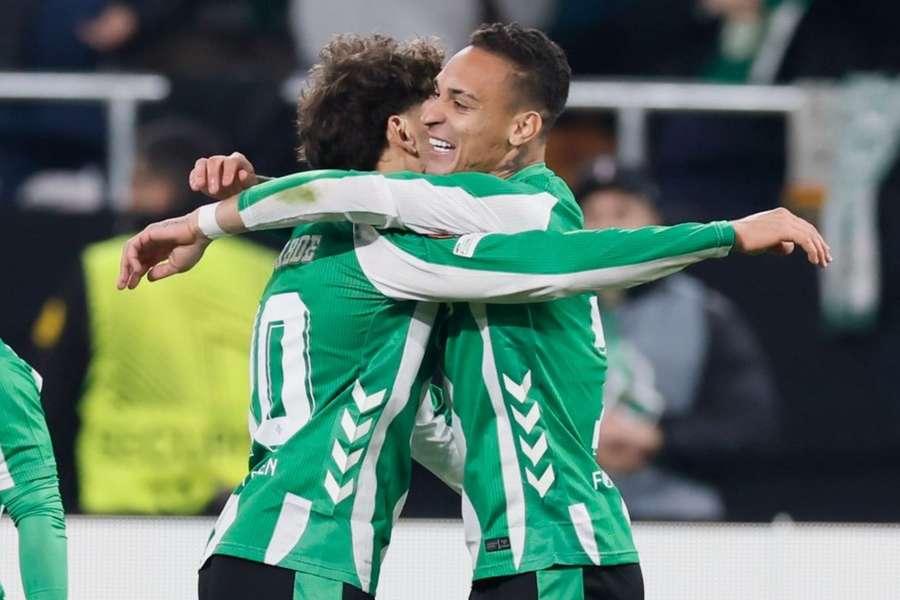 Antony deu assistência em Betis 2x1 Utrecht