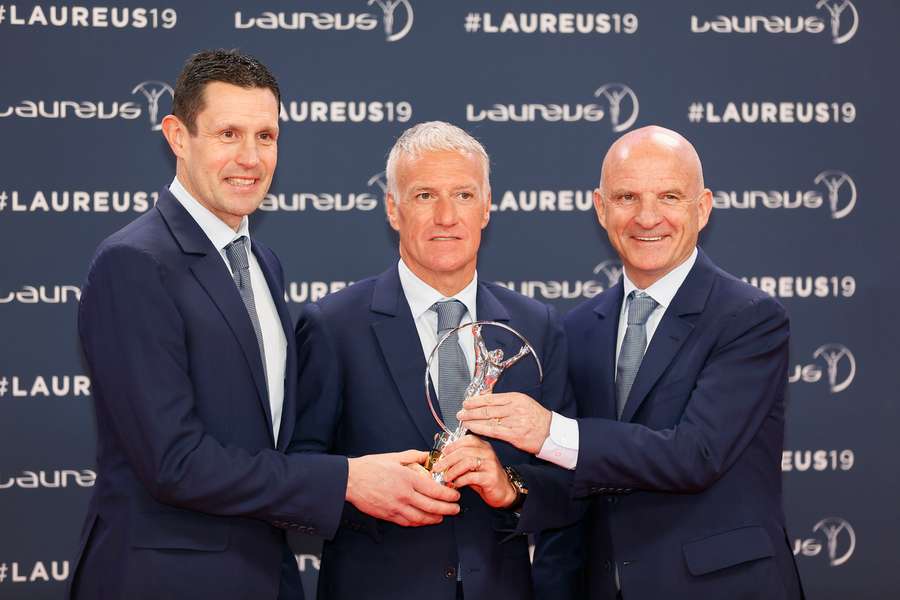 Didier Deschamps (ao centro) mostra-se confiante no que  a França pode fazer na Copa